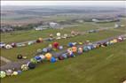 Photos aériennes de "montgolfières" - Photo réf. E166138 - Mondial Air Ballons 2017 : Vol du Vendredi 28 Juillet le matin : Record du monde de dcollage en ligne, 456 montgolfires !