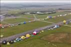 Photos aériennes de "montgolfières" - Photo réf. E166139 - Mondial Air Ballons 2017 : Vol du Vendredi 28 Juillet le matin : Record du monde de dcollage en ligne, 456 montgolfires !