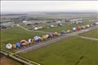  - Photo réf. E166142 - Mondial Air Ballons 2017 : Vol du Vendredi 28 Juillet le matin : Record du monde de dcollage en ligne, 456 montgolfires !