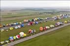 Photos aériennes de "Mondial" - Photo réf. E166143 - Mondial Air Ballons 2017 : Vol du Vendredi 28 Juillet le matin : Record du monde de dcollage en ligne, 456 montgolfires !