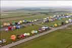 Photos aériennes de "montgolfières" - Photo réf. E166144 - Mondial Air Ballons 2017 : Vol du Vendredi 28 Juillet le matin : Record du monde de dcollage en ligne, 456 montgolfires !