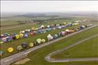 Photos aériennes de "ligne" - Photo réf. E166145 - Mondial Air Ballons 2017 : Vol du Vendredi 28 Juillet le matin : Record du monde de dcollage en ligne, 456 montgolfires !