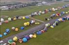 Photos aériennes de "décollage" - Photo réf. E166147 - Mondial Air Ballons 2017 : Vol du Vendredi 28 Juillet le matin : Record du monde de décollage en ligne, 456 montgolfières !