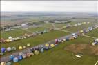 Photos aériennes de "montgolfières" - Photo réf. E166148 - Mondial Air Ballons 2017 : Vol du Vendredi 28 Juillet le matin : Record du monde de dcollage en ligne, 456 montgolfires !