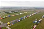 Photos aériennes de "décollage" - Photo réf. E166149 - Mondial Air Ballons 2017 : Vol du Vendredi 28 Juillet le matin : Record du monde de décollage en ligne, 456 montgolfières !