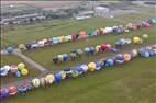 Photos aériennes de "décollage" - Photo réf. E166152 - Mondial Air Ballons 2017 : Vol du Vendredi 28 Juillet le matin : Record du monde de décollage en ligne, 456 montgolfières !