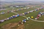 Photos aériennes de "décollage" - Photo réf. E166153 - Mondial Air Ballons 2017 : Vol du Vendredi 28 Juillet le matin : Record du monde de décollage en ligne, 456 montgolfières !