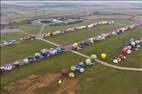 Photos aériennes de "montgolfières" - Photo réf. E166153 - Mondial Air Ballons 2017 : Vol du Vendredi 28 Juillet le matin : Record du monde de dcollage en ligne, 456 montgolfires !