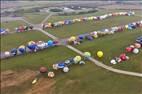 Photos aériennes de "record" - Photo réf. E166154 - Mondial Air Ballons 2017 : Vol du Vendredi 28 Juillet le matin : Record du monde de décollage en ligne, 456 montgolfières !
