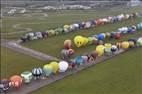 Photos aériennes de "montgolfières" - Photo réf. E166164 - Mondial Air Ballons 2017 : Vol du Vendredi 28 Juillet le matin : Record du monde de dcollage en ligne, 456 montgolfires !