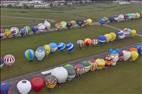 Photos aériennes de "décollage" - Photo réf. E166166 - Mondial Air Ballons 2017 : Vol du Vendredi 28 Juillet le matin : Record du monde de décollage en ligne, 456 montgolfières !