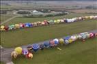 Photos aériennes de "montgolfières" - Photo réf. E166170 - Mondial Air Ballons 2017 : Vol du Vendredi 28 Juillet le matin : Record du monde de dcollage en ligne, 456 montgolfires !