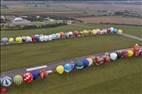 Photos aériennes de "Mondial" - Photo réf. E166171 - Mondial Air Ballons 2017 : Vol du Vendredi 28 Juillet le matin : Record du monde de dcollage en ligne, 456 montgolfires !