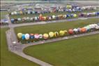 Photos aériennes de "montgolfières" - Photo réf. E166175 - Mondial Air Ballons 2017 : Vol du Vendredi 28 Juillet le matin : Record du monde de décollage en ligne, 456 montgolfières !