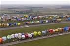 Photos aériennes de "record" - Photo réf. E166177 - Mondial Air Ballons 2017 : Vol du Vendredi 28 Juillet le matin : Record du monde de décollage en ligne, 456 montgolfières !