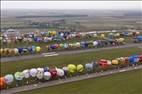 Photos aériennes de "mondial" - Photo réf. E166177 - Mondial Air Ballons 2017 : Vol du Vendredi 28 Juillet le matin : Record du monde de dcollage en ligne, 456 montgolfires !