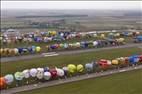 Photos aériennes de "montgolfières" - Photo réf. E166177 - Mondial Air Ballons 2017 : Vol du Vendredi 28 Juillet le matin : Record du monde de dcollage en ligne, 456 montgolfires !