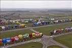 Photos aériennes de "montgolfières" - Photo réf. E166178 - Mondial Air Ballons 2017 : Vol du Vendredi 28 Juillet le matin : Record du monde de dcollage en ligne, 456 montgolfires !