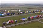 Photos aériennes de "montgolfières" - Photo réf. E166179 - Mondial Air Ballons 2017 : Vol du Vendredi 28 Juillet le matin : Record du monde de dcollage en ligne, 456 montgolfires !