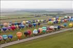 Photos aériennes de "décollage" - Photo réf. E166182 - Mondial Air Ballons 2017 : Vol du Vendredi 28 Juillet le matin : Record du monde de décollage en ligne, 456 montgolfières !