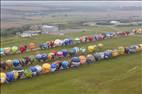 Photos aériennes de "décollage" - Photo réf. E166185 - Mondial Air Ballons 2017 : Vol du Vendredi 28 Juillet le matin : Record du monde de décollage en ligne, 456 montgolfières !