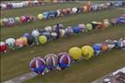 Photos aériennes de "montgolfières" - Photo réf. E166186 - Mondial Air Ballons 2017 : Vol du Vendredi 28 Juillet le matin : Record du monde de dcollage en ligne, 456 montgolfires !