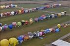 Photos aériennes de "montgolfières" - Photo réf. E166187 - Mondial Air Ballons 2017 : Vol du Vendredi 28 Juillet le matin : Record du monde de décollage en ligne, 456 montgolfières !