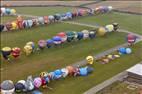 Photos aériennes de "montgolfières" - Photo réf. E166188 - Mondial Air Ballons 2017 : Vol du Vendredi 28 Juillet le matin : Record du monde de dcollage en ligne, 456 montgolfires !