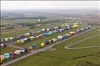 Photos aériennes de "montgolfières" - Photo réf. E166193 - Mondial Air Ballons 2017 : Vol du Vendredi 28 Juillet le matin : Record du monde de dcollage en ligne, 456 montgolfires !