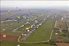 Photos aériennes de "décollage" - Photo réf. E166196 - Mondial Air Ballons 2017 : Vol du Vendredi 28 Juillet le matin : Record du monde de décollage en ligne, 456 montgolfières !