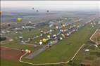 Photos aériennes de "montgolfières" - Photo réf. E166198 - Mondial Air Ballons 2017 : Vol du Vendredi 28 Juillet le matin : Record du monde de dcollage en ligne, 456 montgolfires !