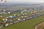 Photos aériennes de "ligne" - Photo réf. E166199 - Mondial Air Ballons 2017 : Vol du Vendredi 28 Juillet le matin : Record du monde de dcollage en ligne, 456 montgolfires !