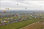 Photos aériennes de "décollage" - Photo réf. E166200 - Mondial Air Ballons 2017 : Vol du Vendredi 28 Juillet le matin : Record du monde de décollage en ligne, 456 montgolfières !