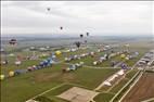 Photos aériennes de "décollage" - Photo réf. E166201 - Mondial Air Ballons 2017 : Vol du Vendredi 28 Juillet le matin : Record du monde de décollage en ligne, 456 montgolfières !