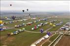 Photos aériennes de "montgolfières" - Photo réf. E166202 - Mondial Air Ballons 2017 : Vol du Vendredi 28 Juillet le matin : Record du monde de dcollage en ligne, 456 montgolfires !