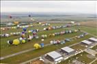 Photos aériennes de "Mondial" - Photo réf. E166203 - Mondial Air Ballons 2017 : Vol du Vendredi 28 Juillet le matin : Record du monde de dcollage en ligne, 456 montgolfires !