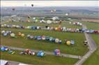 Photos aériennes de "montgolfières" - Photo réf. E166204 - Mondial Air Ballons 2017 : Vol du Vendredi 28 Juillet le matin : Record du monde de décollage en ligne, 456 montgolfières !