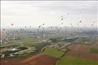 Photos aériennes de "montgolfières" - Photo réf. E166205 - Mondial Air Ballons 2017 : Vol du Vendredi 28 Juillet le matin : Record du monde de dcollage en ligne, 456 montgolfires !