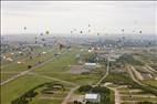 Photos aériennes de "ligne" - Photo réf. E166210 - Mondial Air Ballons 2017 : Vol du Vendredi 28 Juillet le matin : Record du monde de dcollage en ligne, 456 montgolfires !