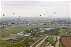 Photos aériennes de "montgolfières" - Photo réf. E166211 - Mondial Air Ballons 2017 : Vol du Vendredi 28 Juillet le matin : Record du monde de décollage en ligne, 456 montgolfières !