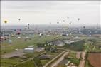 Photos aériennes de "mondial" - Photo réf. E166211 - Mondial Air Ballons 2017 : Vol du Vendredi 28 Juillet le matin : Record du monde de dcollage en ligne, 456 montgolfires !