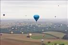 Photos aériennes de "montgolfières" - Photo réf. E166212 - Mondial Air Ballons 2017 : Vol du Vendredi 28 Juillet le matin : Record du monde de dcollage en ligne, 456 montgolfires !