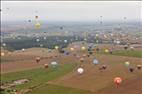 Photos aériennes de "montgolfières" - Photo réf. E166216 - Mondial Air Ballons 2017 : Vol du Vendredi 28 Juillet le matin : Record du monde de dcollage en ligne, 456 montgolfires !