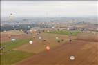 Photos aériennes de "mondial" - Photo réf. E166217 - Mondial Air Ballons 2017 : Vol du Vendredi 28 Juillet le matin : Record du monde de dcollage en ligne, 456 montgolfires !