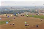 Photos aériennes de "ligne" - Photo réf. E166218 - Mondial Air Ballons 2017 : Vol du Vendredi 28 Juillet le matin : Record du monde de dcollage en ligne, 456 montgolfires !