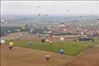 Photos aériennes de "montgolfières" - Photo réf. E166219 - Mondial Air Ballons 2017 : Vol du Vendredi 28 Juillet le matin : Record du monde de dcollage en ligne, 456 montgolfires !