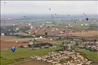 Photos aériennes de "monde" - Photo réf. E166220 - Mondial Air Ballons 2017 : Vol du Vendredi 28 Juillet le matin : Record du monde de décollage en ligne, 456 montgolfières !